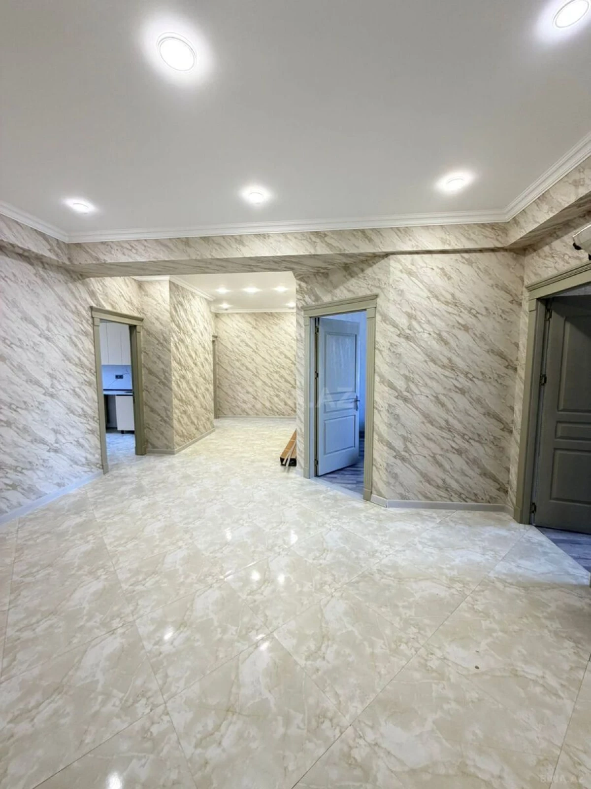 Kirayə verilir 4 otaqlı mənzil 165 m²