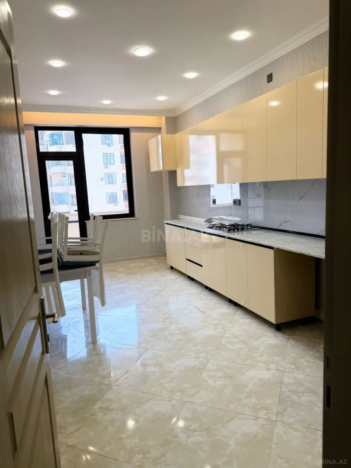Kirayə verilir 4 otaqlı mənzil 165 m²