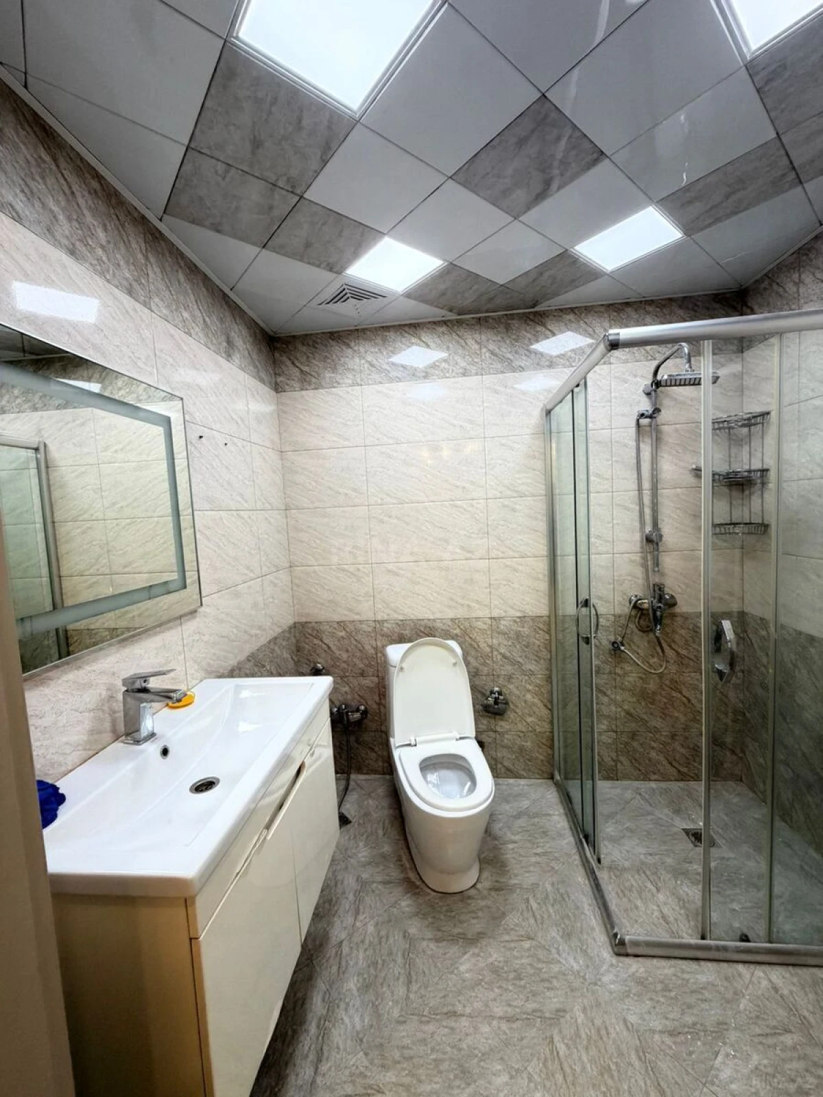Kirayə verilir 4 otaqlı mənzil 165 m²