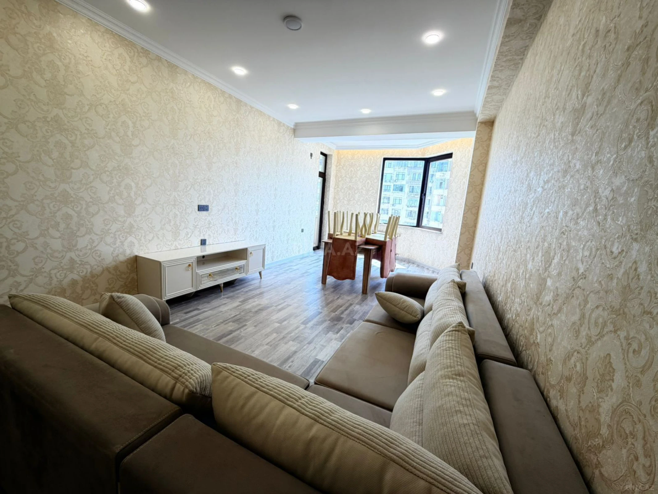 Kirayə verilir 4 otaqlı mənzil 165 m²
