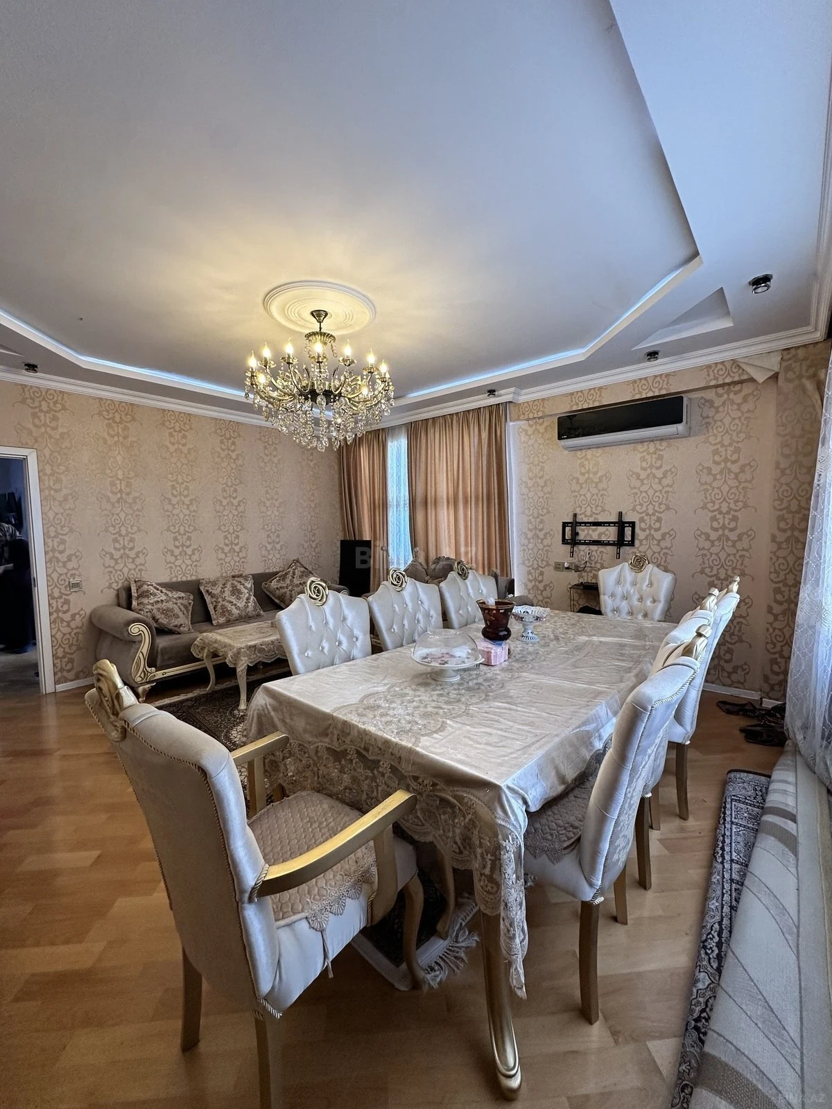 Satılır 4 otaqlı mənzil 145 m²