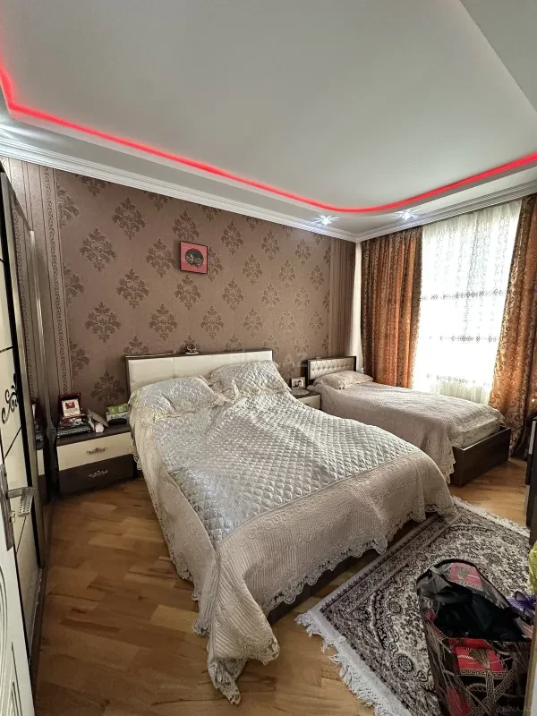 Satılır 4 otaqlı mənzil 145 m²
