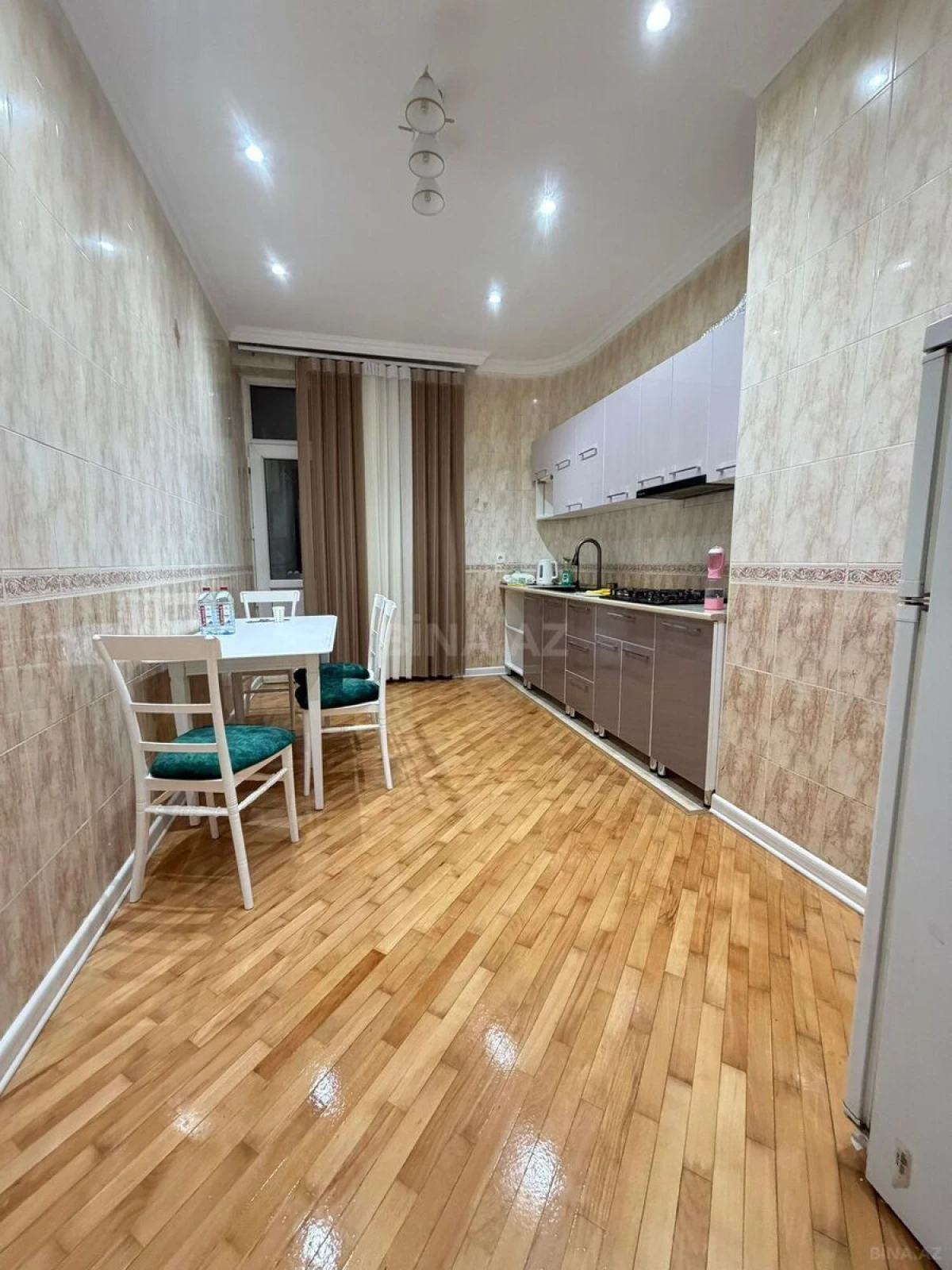 Kirayə verilir 2 otaqlı mənzil 85 m²