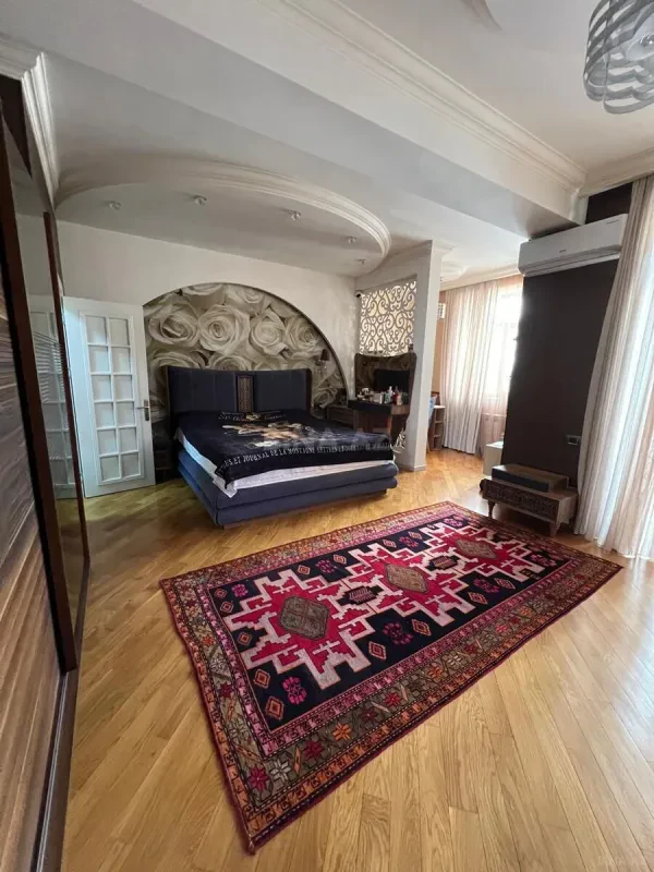Satılır 3 otaqlı mənzil 161 m²