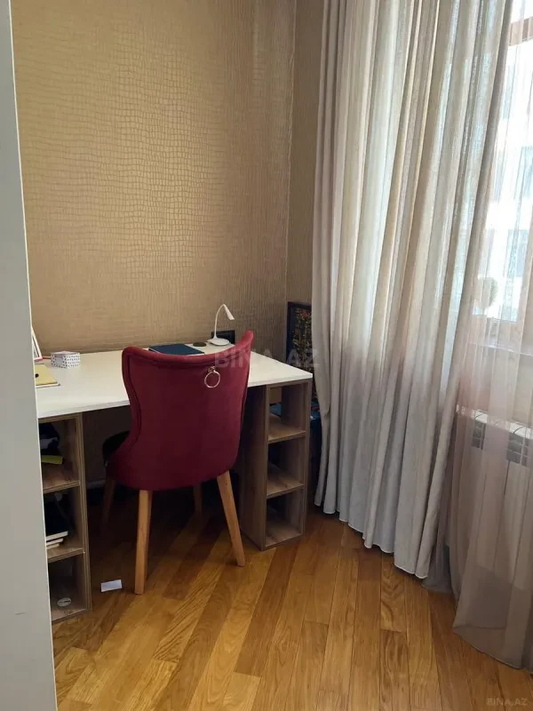 Satılır 3 otaqlı mənzil 161 m²