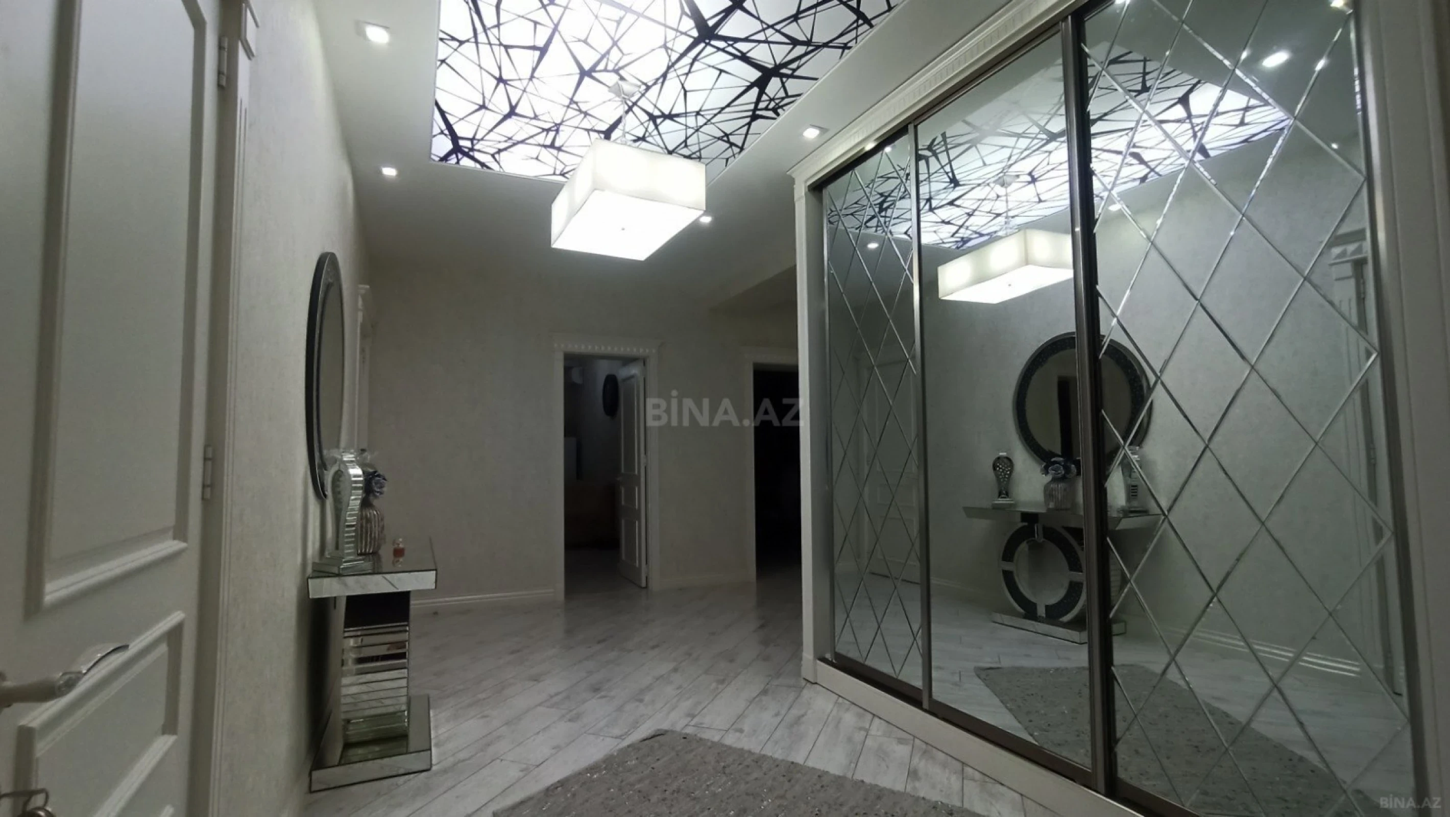 Satılır 4 otaqlı mənzil 140 m²