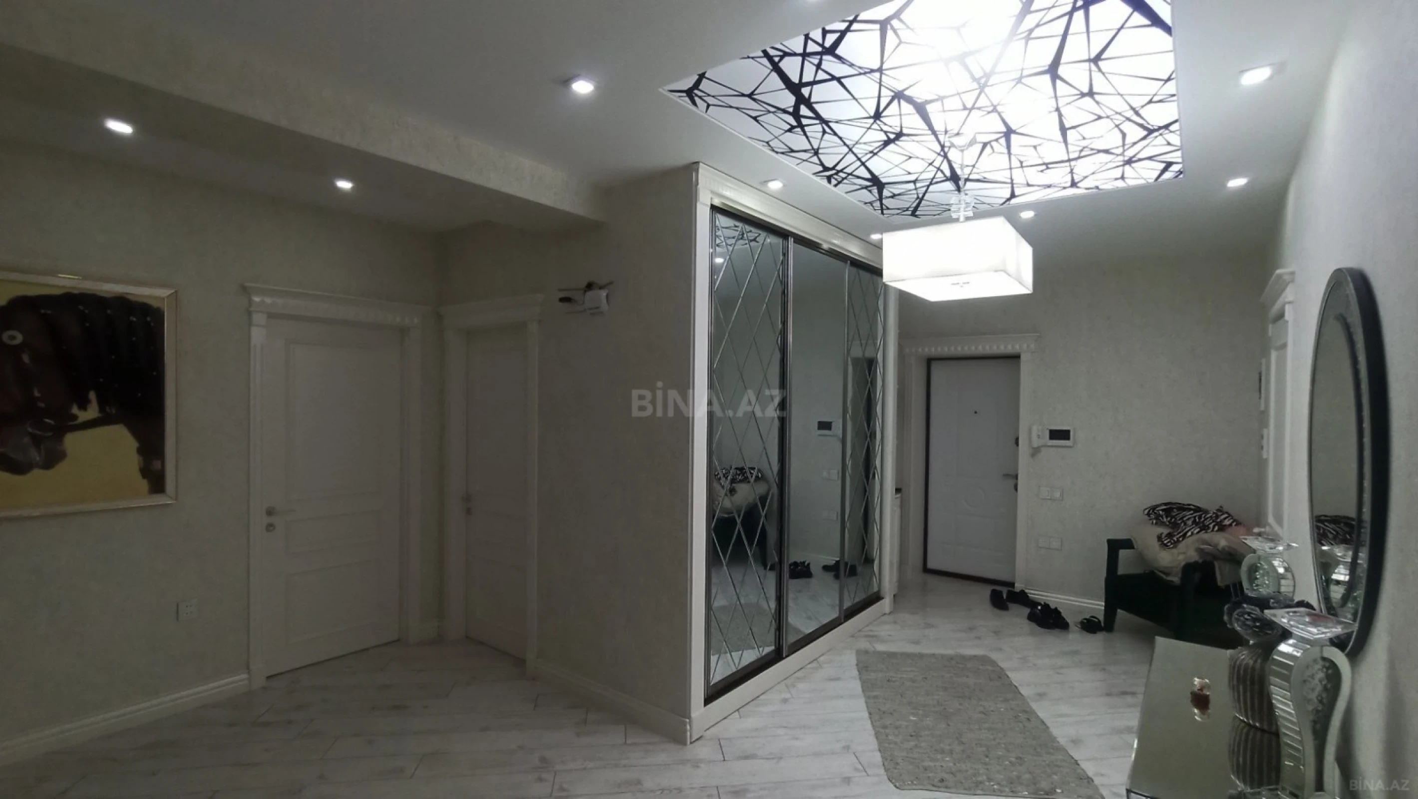 Satılır 4 otaqlı mənzil 140 m²