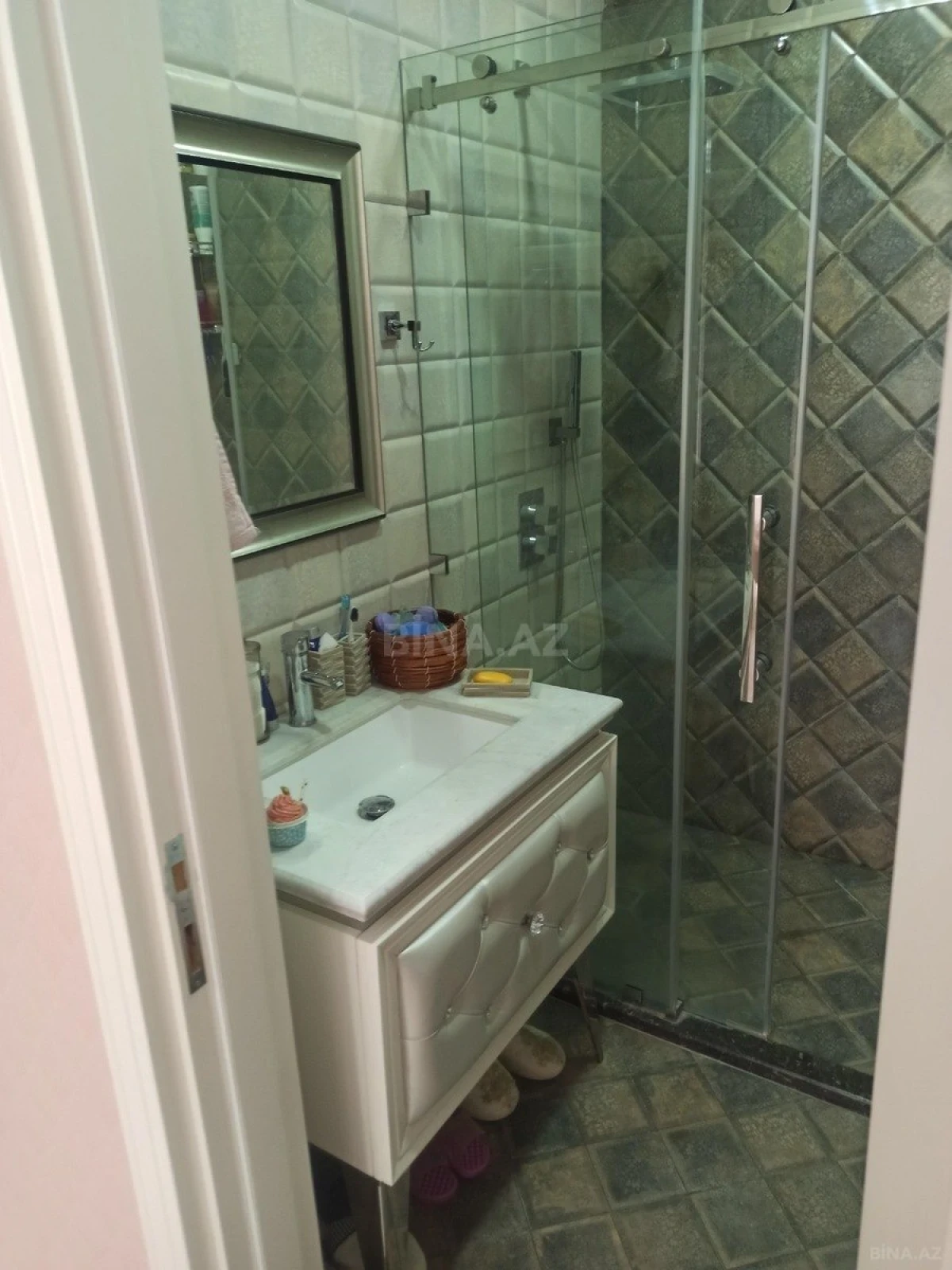 Satılır 4 otaqlı mənzil 140 m²