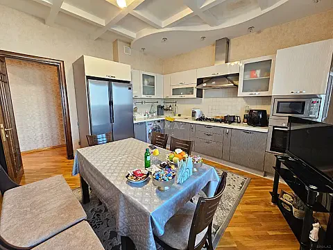 Satılır 3 otaqlı mənzil 137 m²