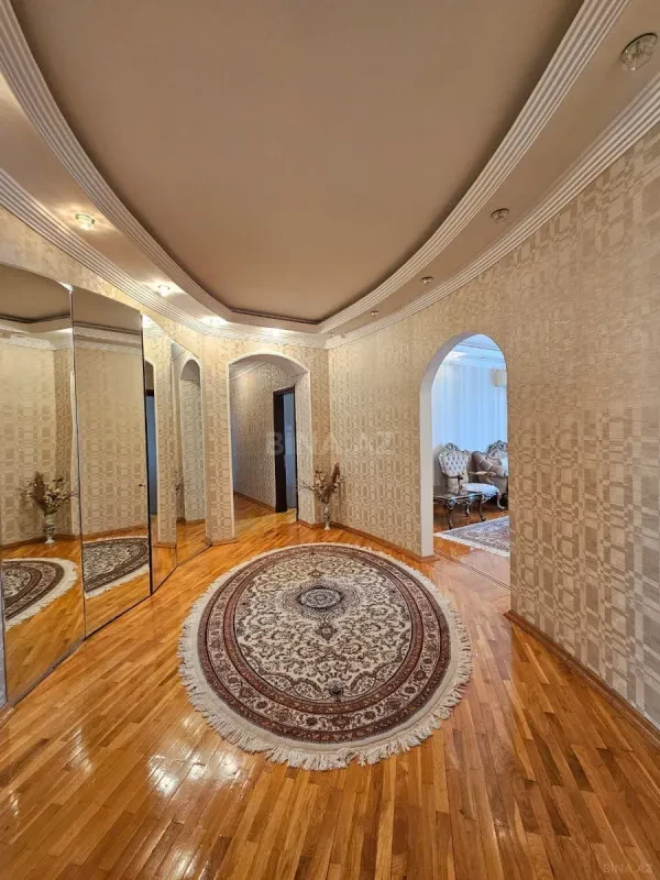 Satılır 3 otaqlı mənzil 137 m²