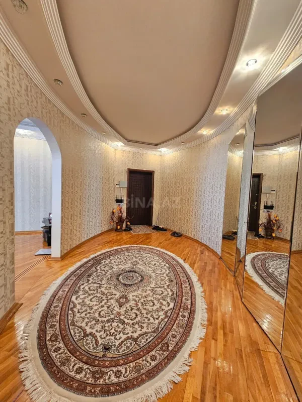 Satılır 3 otaqlı mənzil 137 m²