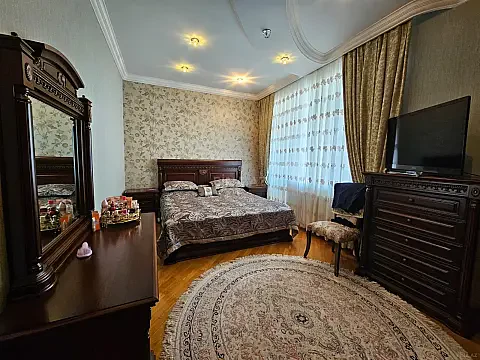 Satılır 3 otaqlı mənzil 137 m²