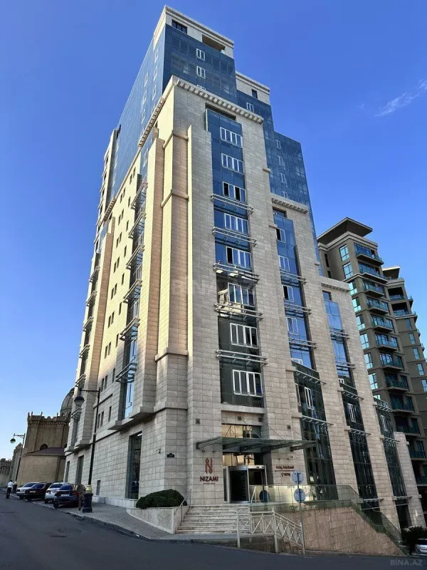 Satılır 5 otaqlı mənzil 359 m²