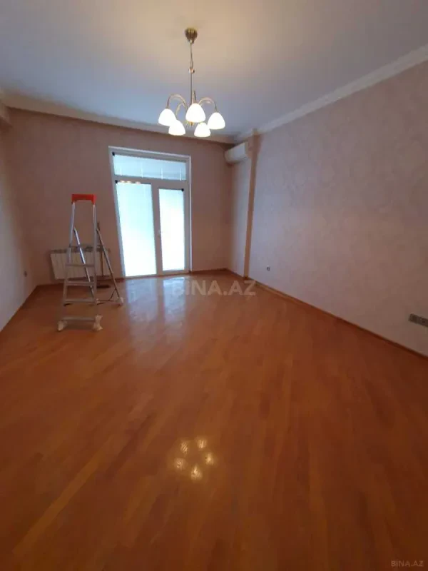 Kirayə verilir 4 otaqlı mənzil 220 m²