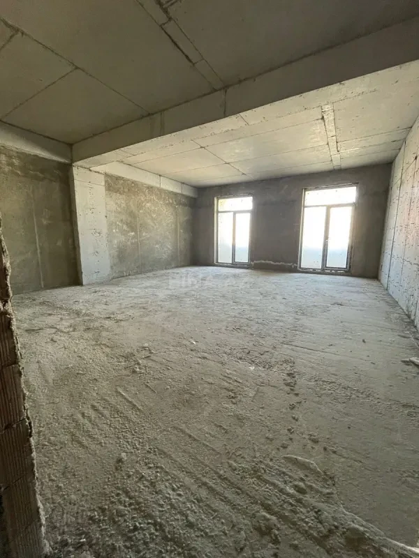 Satılır 4 otaqlı mənzil 242 m²