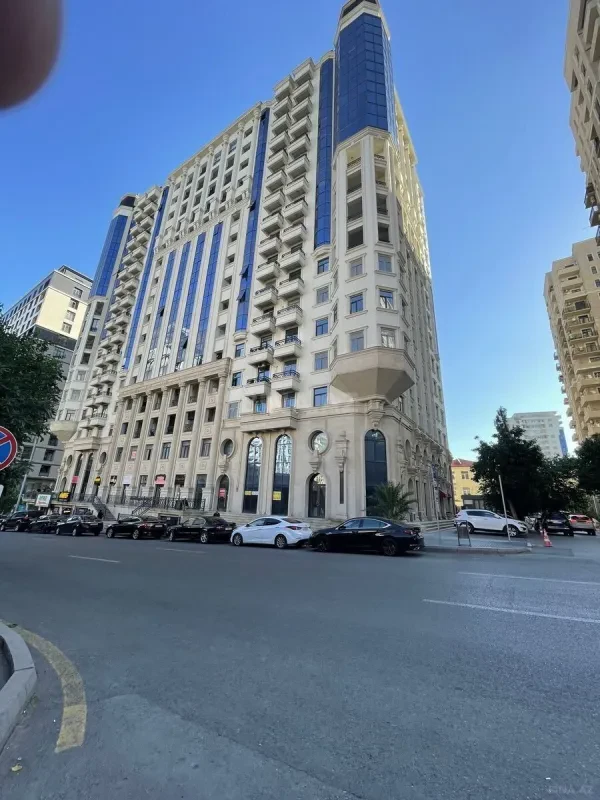 Satılır 4 otaqlı mənzil 242 m²