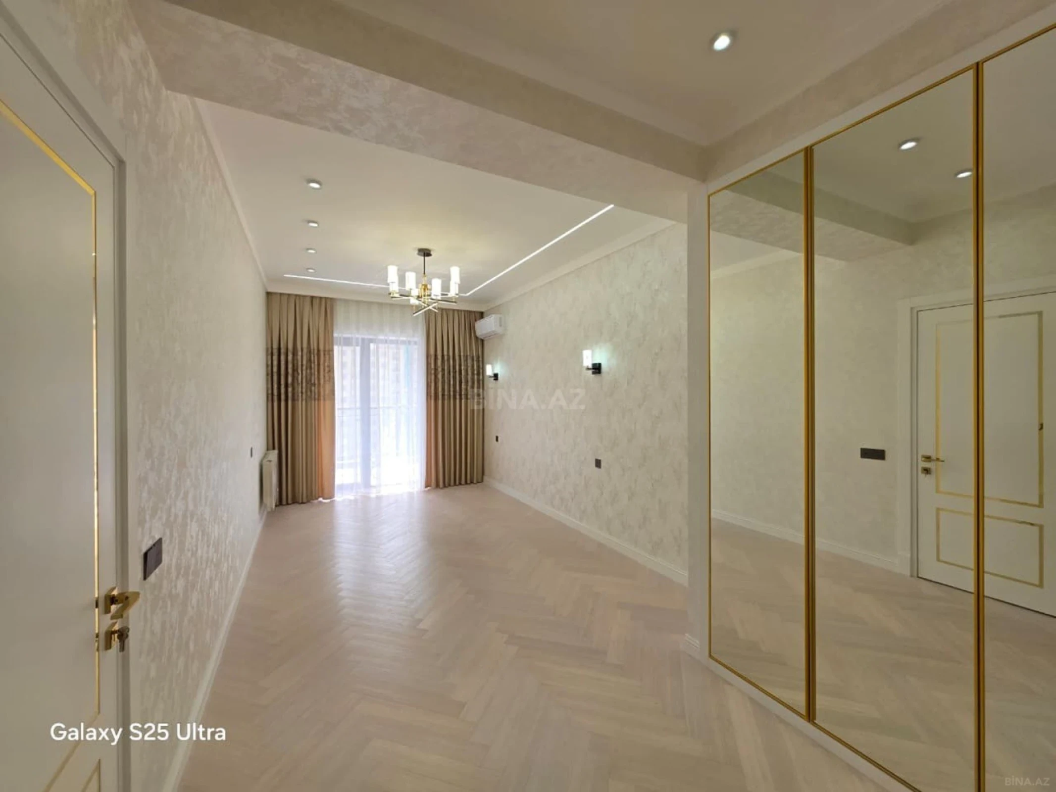 Satılır 4 otaqlı mənzil 183 m²