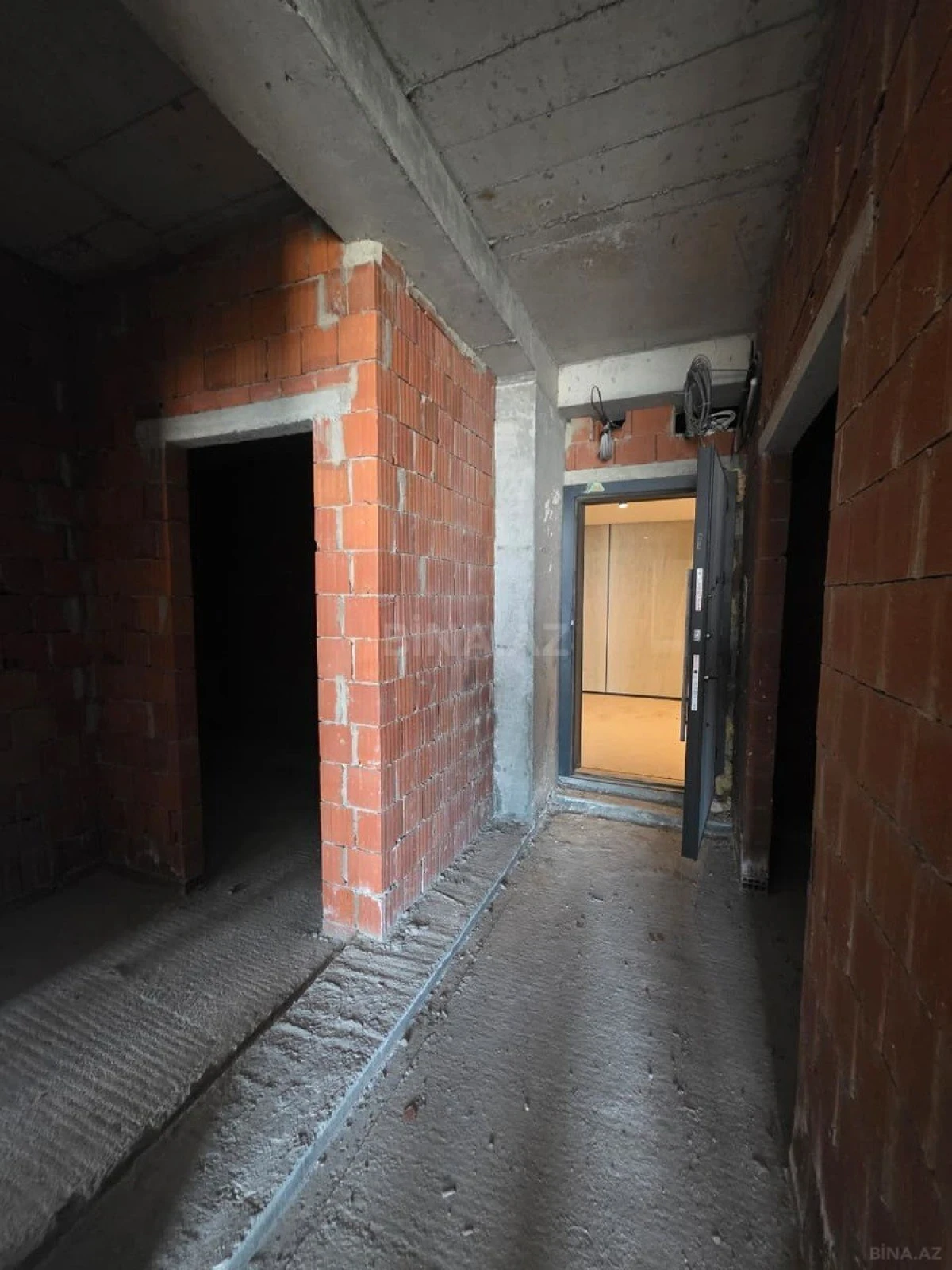 Satılır 2 otaqlı mənzil 82 m²
