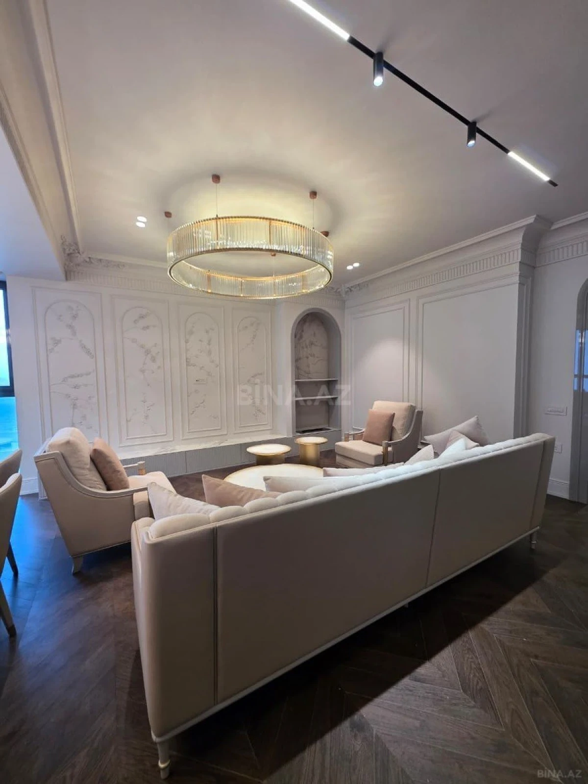 Satılır 4 otaqlı mənzil 175 m²