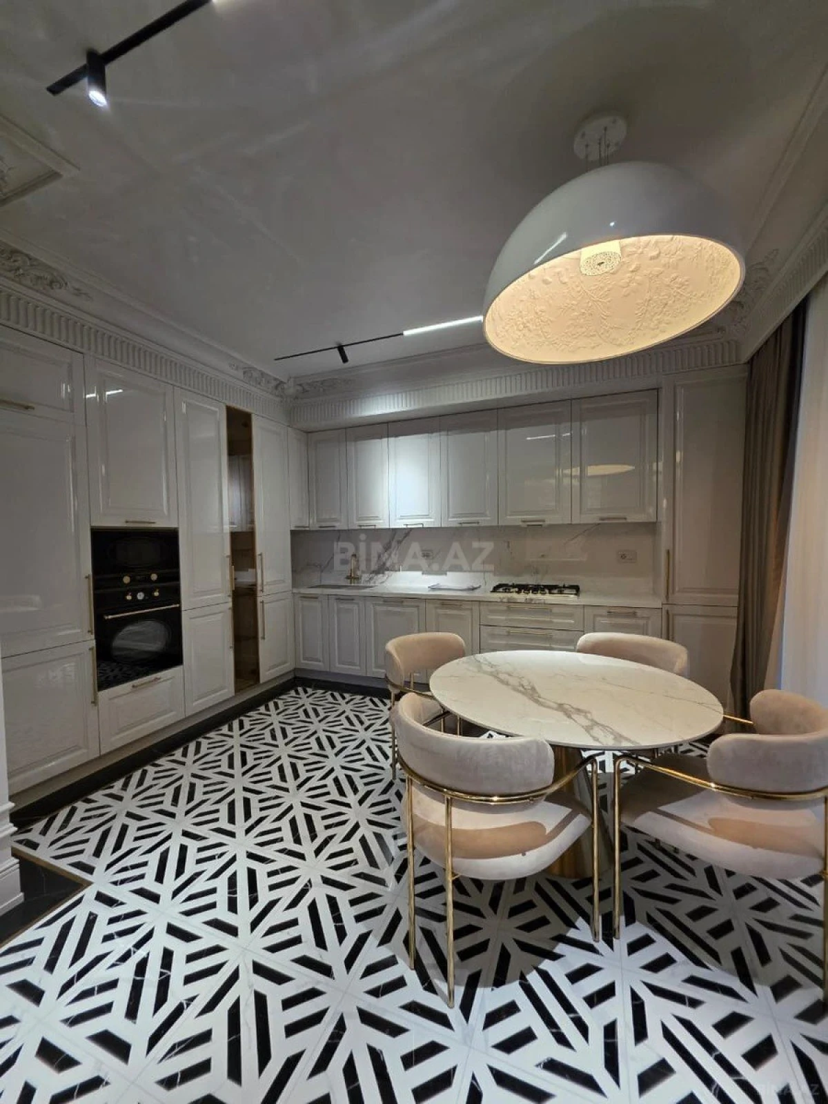 Satılır 4 otaqlı mənzil 175 m²