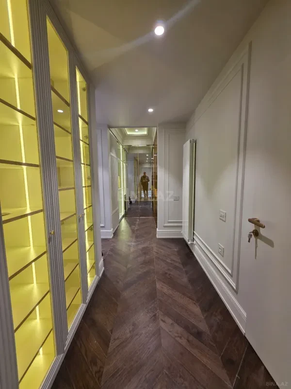 Satılır 4 otaqlı mənzil 175 m²