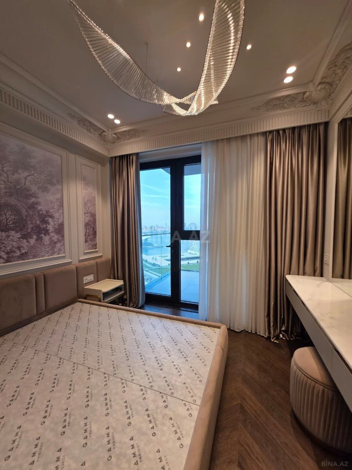 Satılır 4 otaqlı mənzil 175 m²