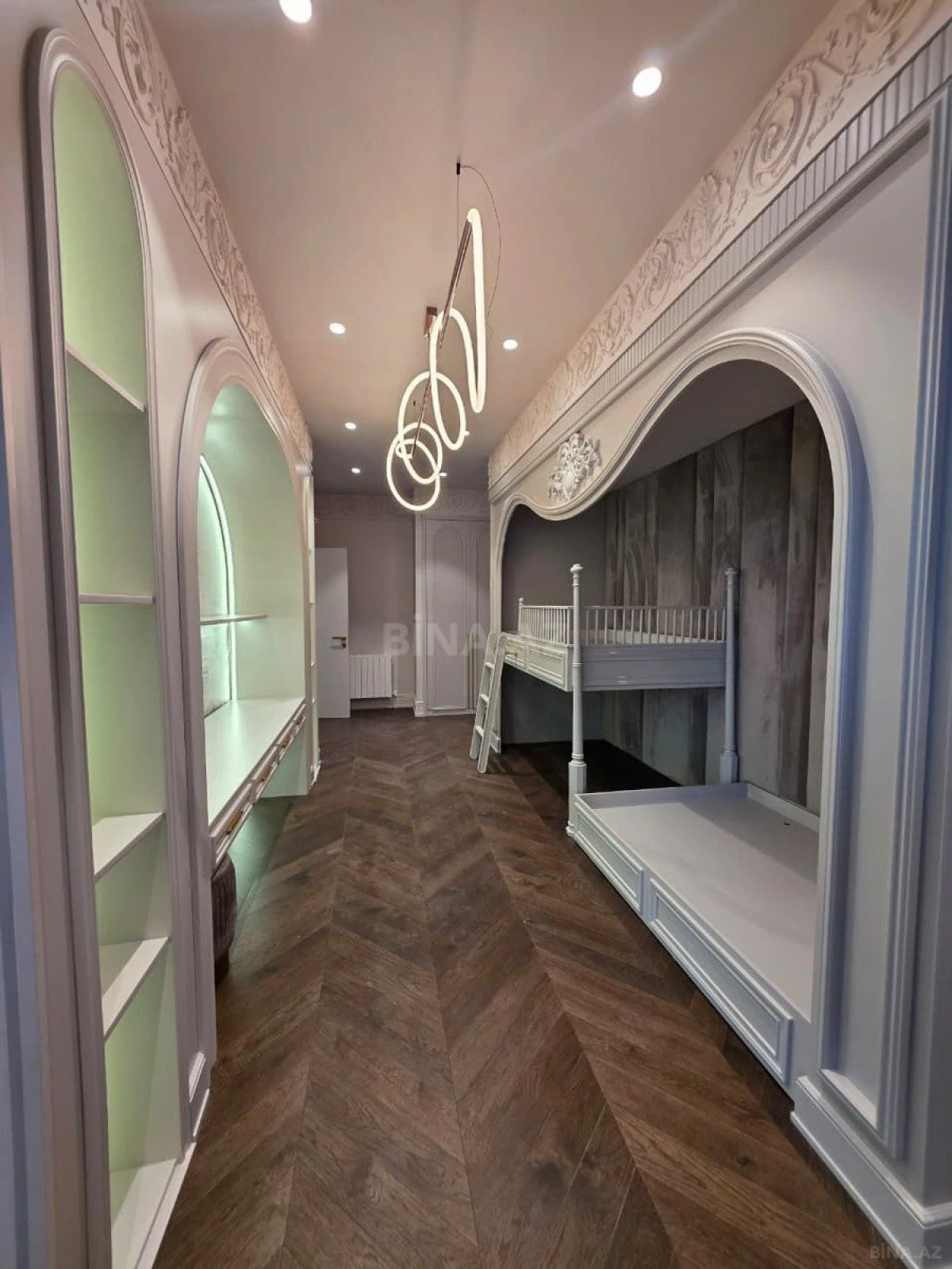Satılır 4 otaqlı mənzil 175 m²