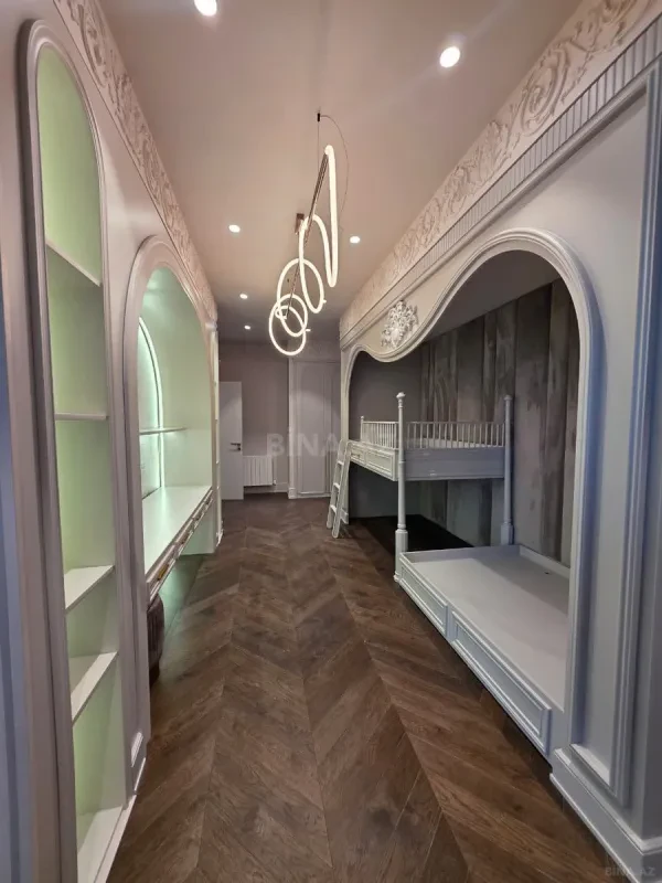 Satılır 4 otaqlı mənzil 175 m²