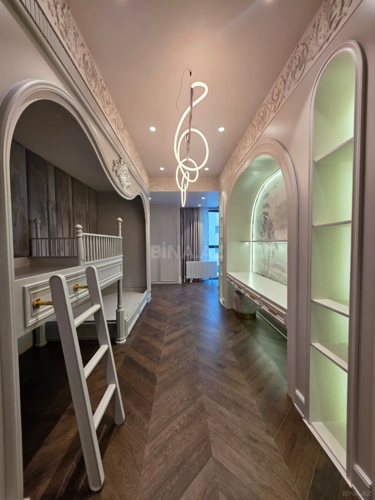 Satılır 4 otaqlı mənzil 175 m²