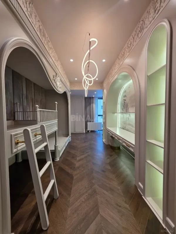 Satılır 4 otaqlı mənzil 175 m²