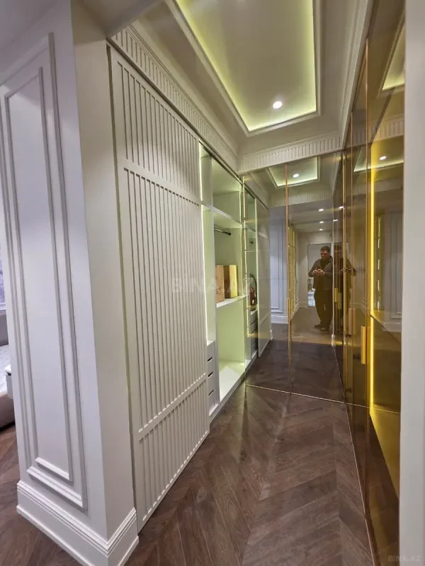 Satılır 4 otaqlı mənzil 175 m²
