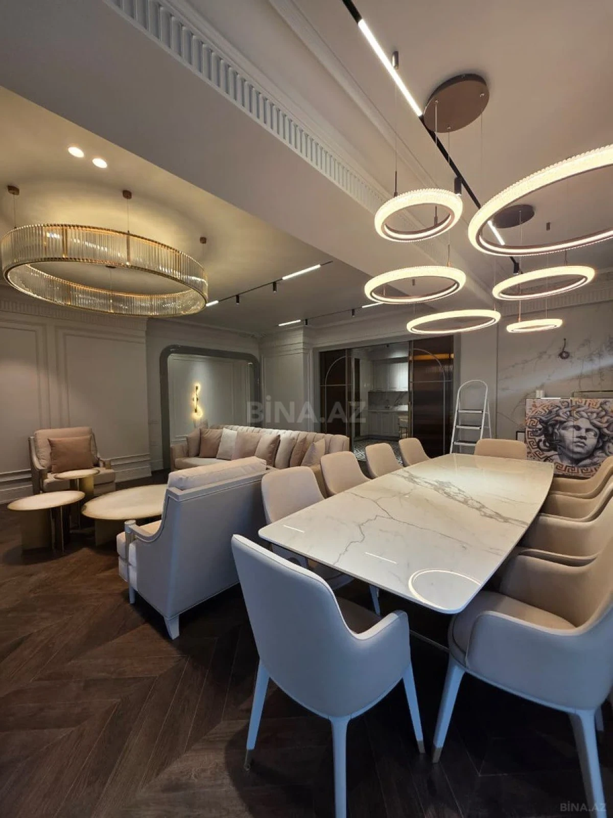 Satılır 4 otaqlı mənzil 175 m²
