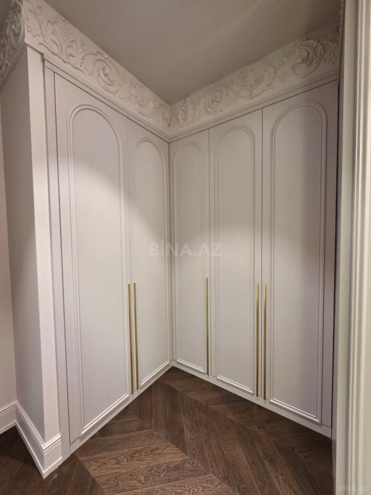 Satılır 4 otaqlı mənzil 175 m²