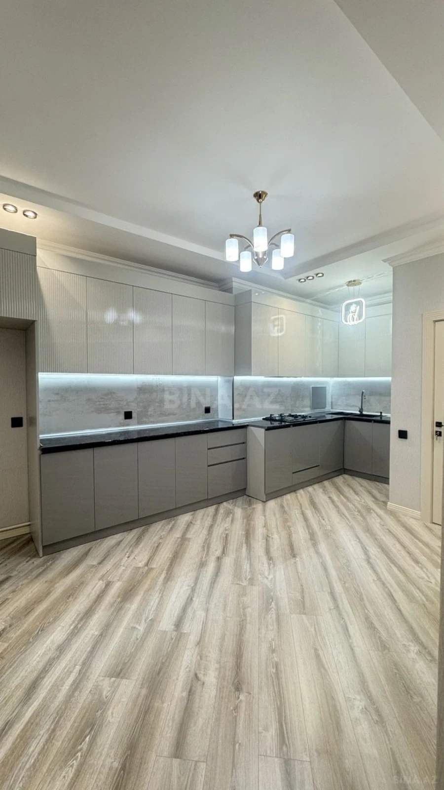 Satılır 3 otaqlı mənzil 98 m²