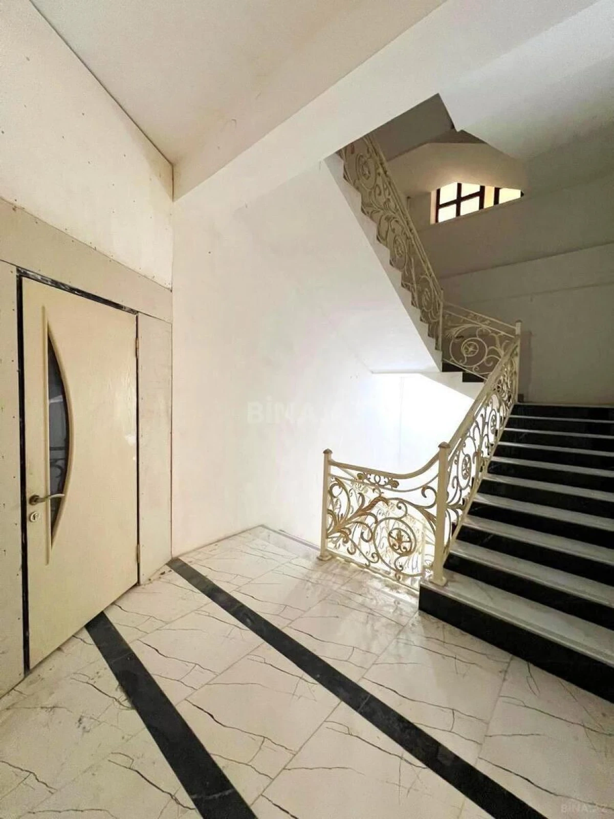 Satılır 4 otaqlı mənzil 132 m²