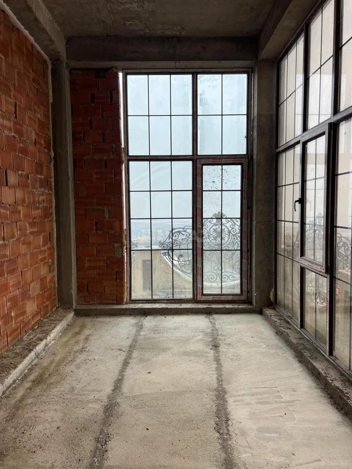 Satılır 4 otaqlı mənzil 132 m²