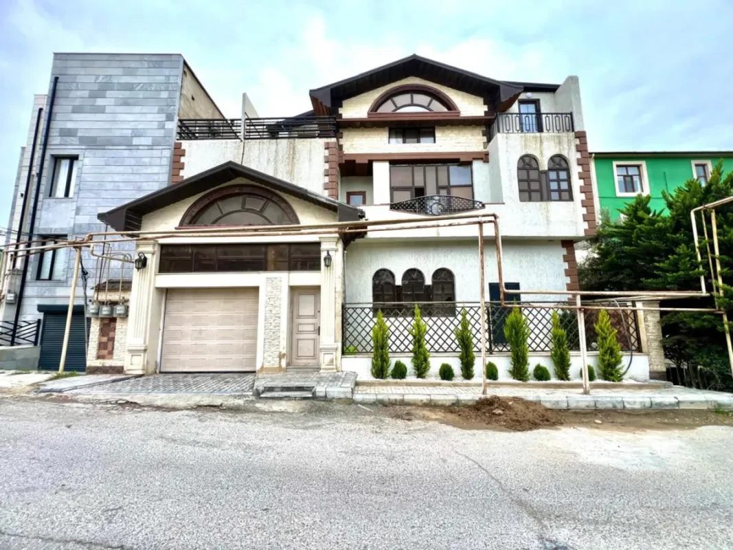Satılır 4 otaqlı mənzil 132 m²