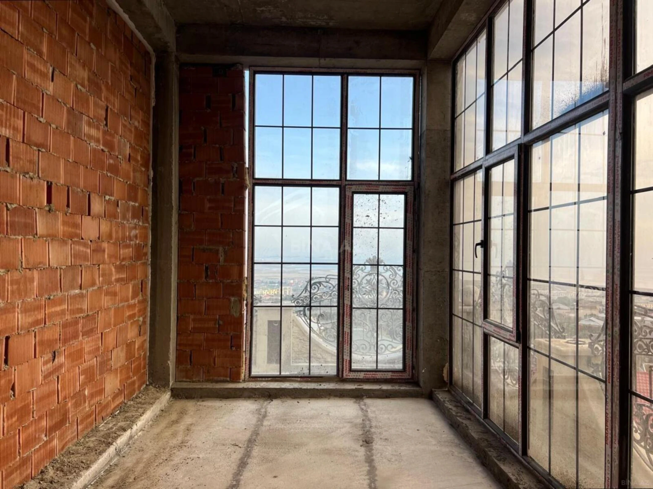 Satılır 4 otaqlı mənzil 132 m²