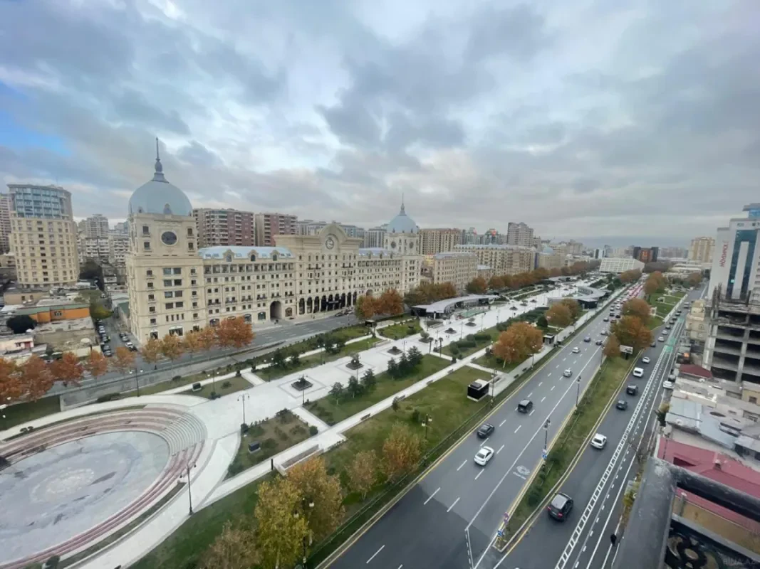 Satılır 4 otaqlı mənzil 246 m²