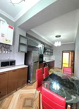 Satılır 2 otaqlı mənzil 83 m²