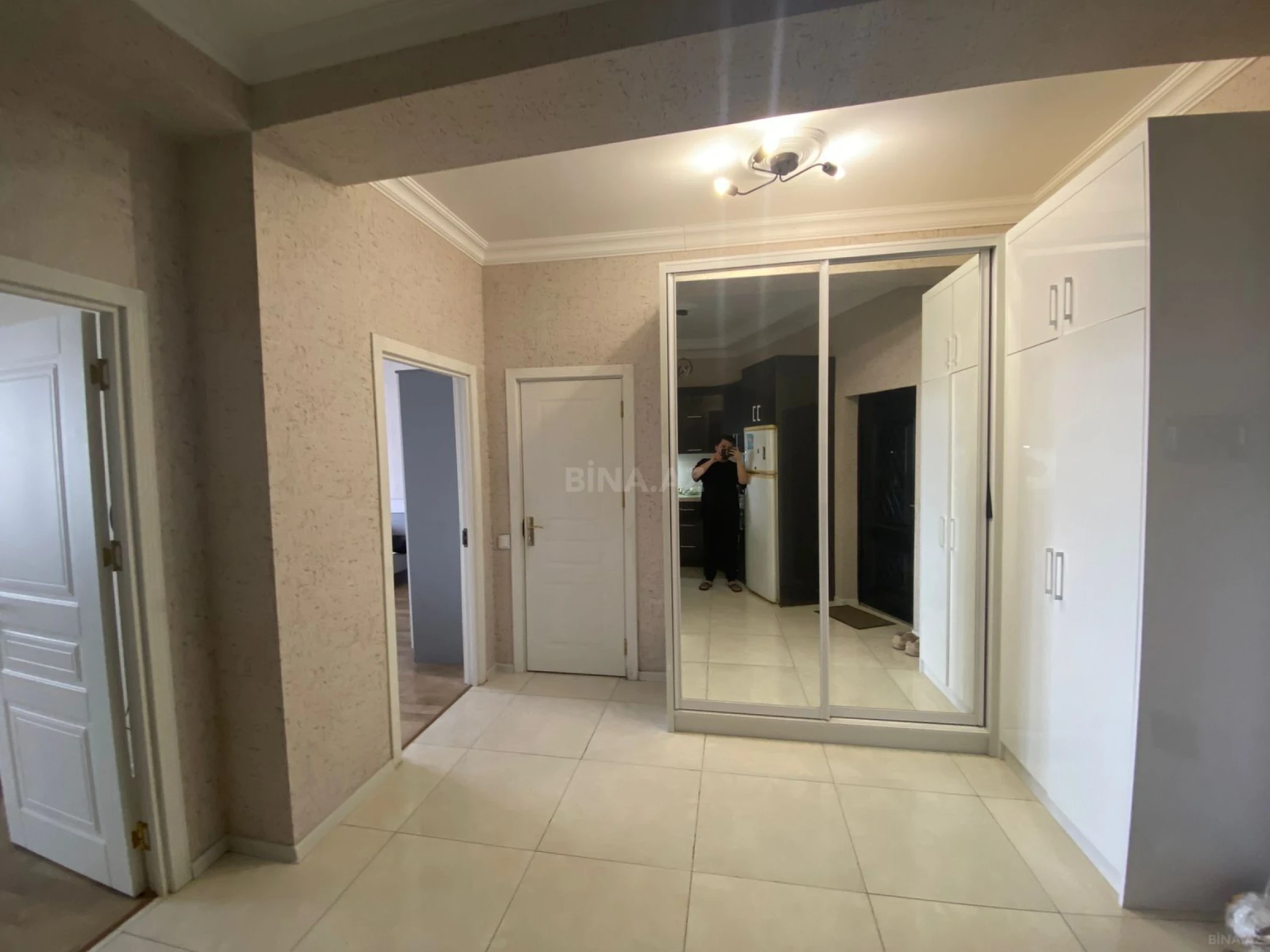 Kirayə verilir 2 otaqlı mənzil 90 m²