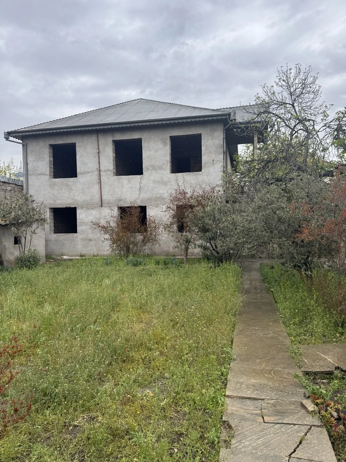 Satılır 11 otaqlı həyət evi 630 m²