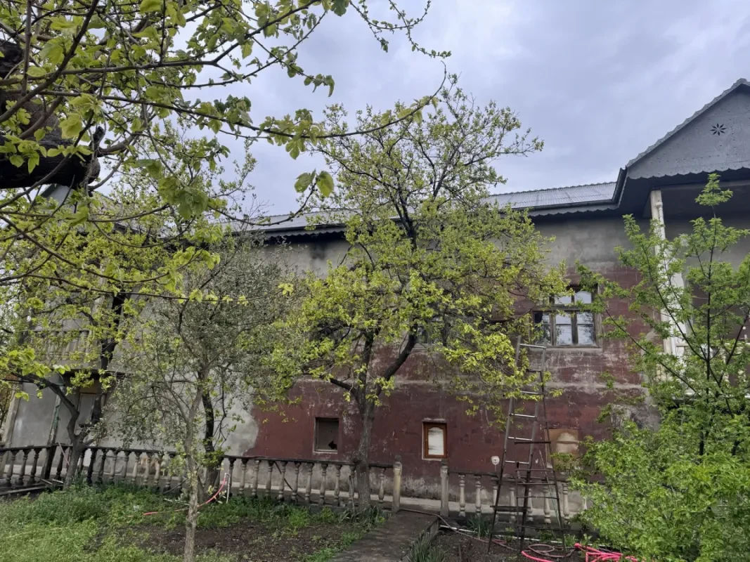 Satılır 11 otaqlı həyət evi 630 m²