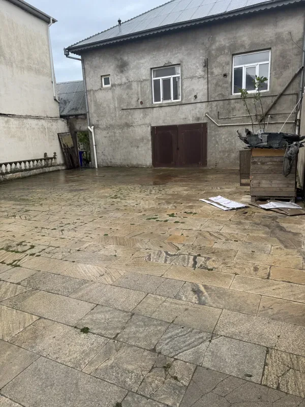 Satılır 11 otaqlı həyət evi 630 m²