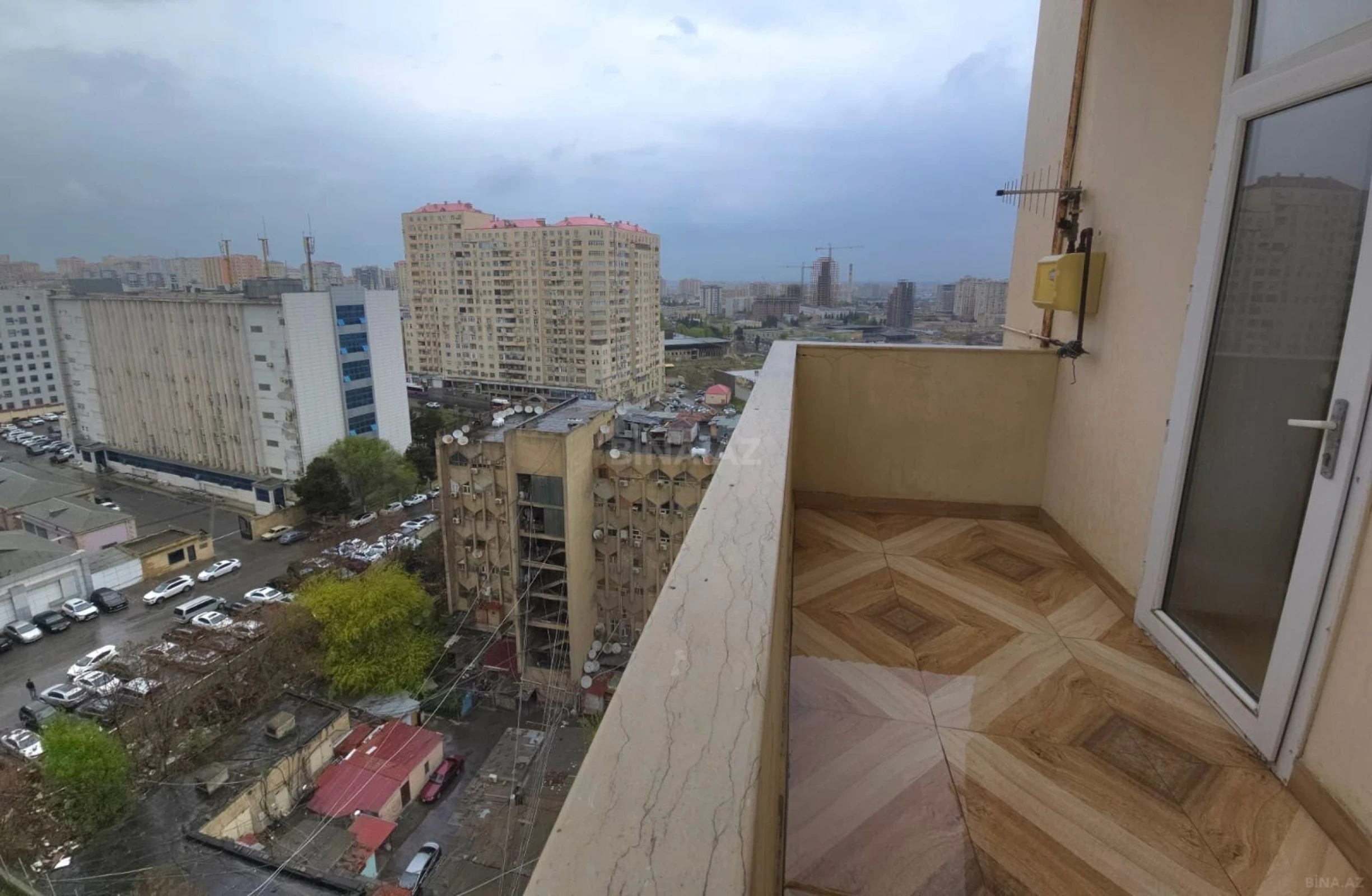 Satılır 2 otaqlı mənzil 83 m²