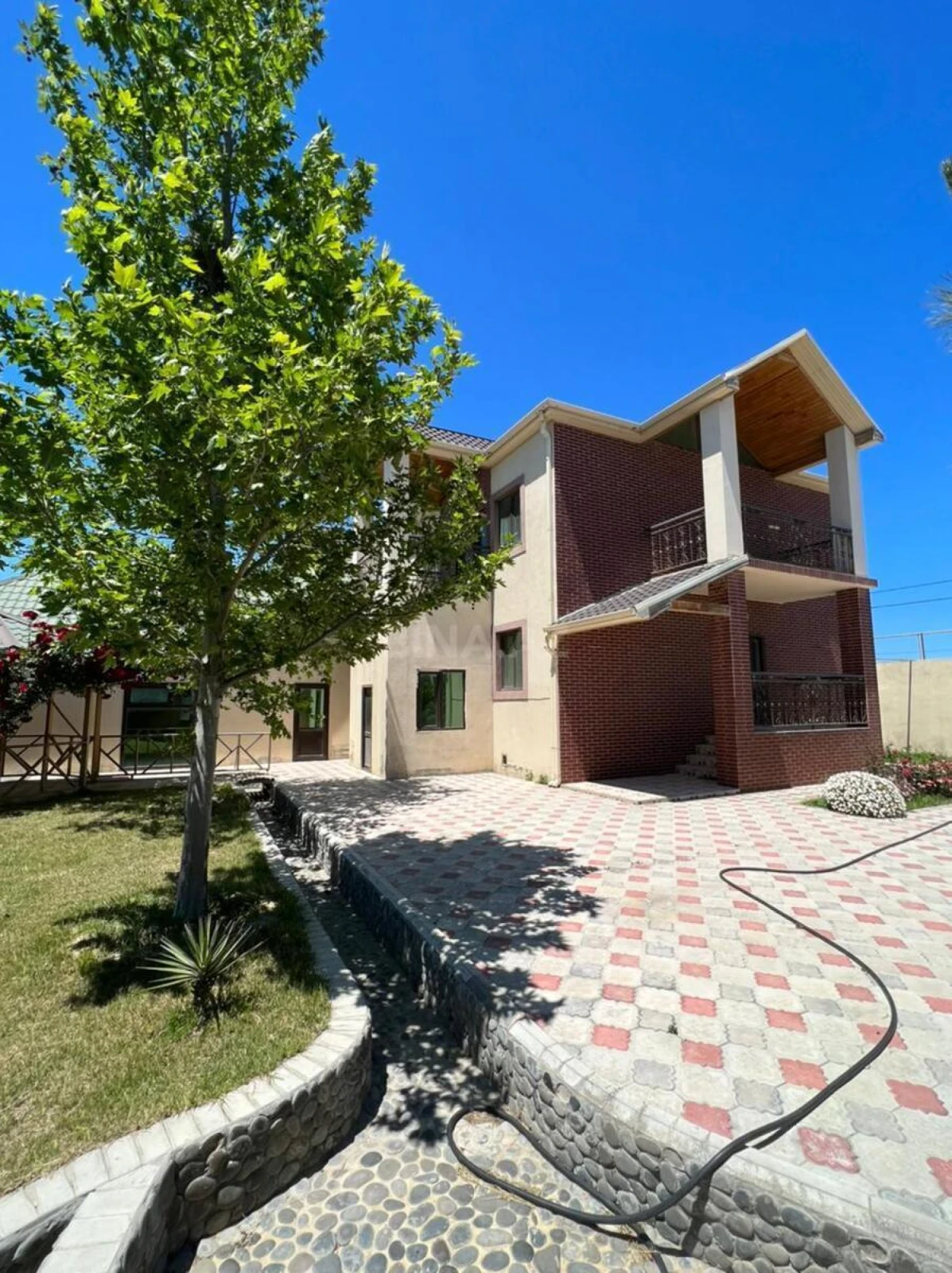 Satılır 8 otaqlı həyət evi 400 m²
