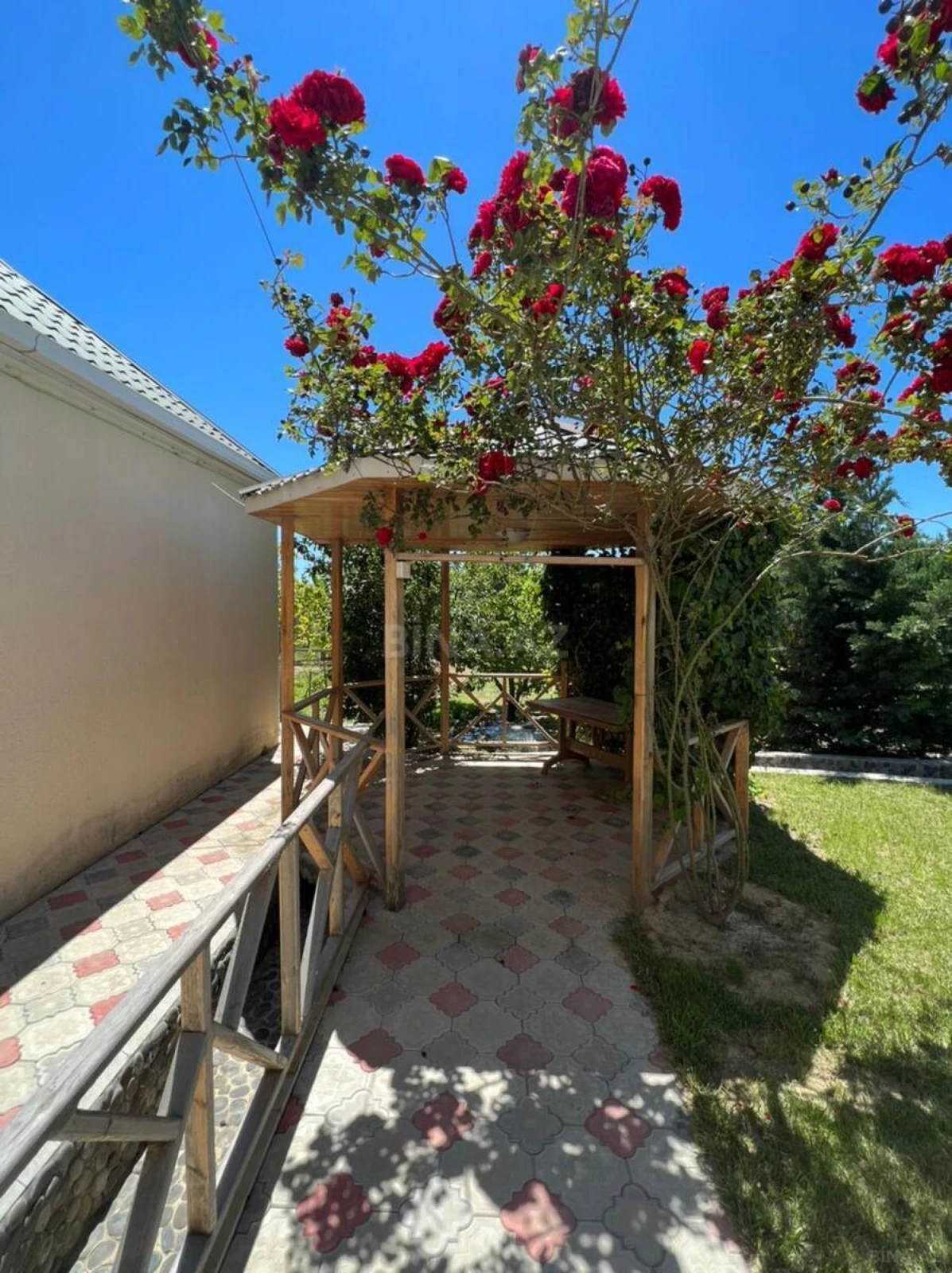 Satılır 8 otaqlı həyət evi 400 m²