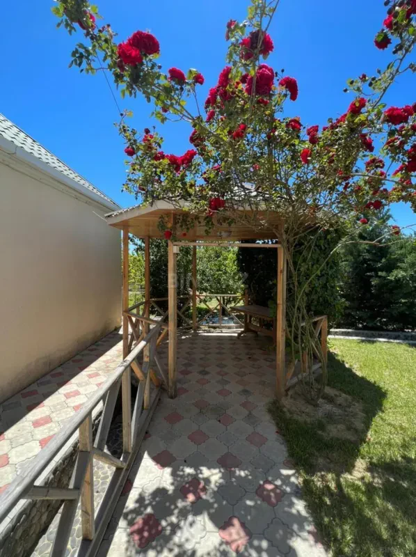 Satılır 8 otaqlı həyət evi 400 m²
