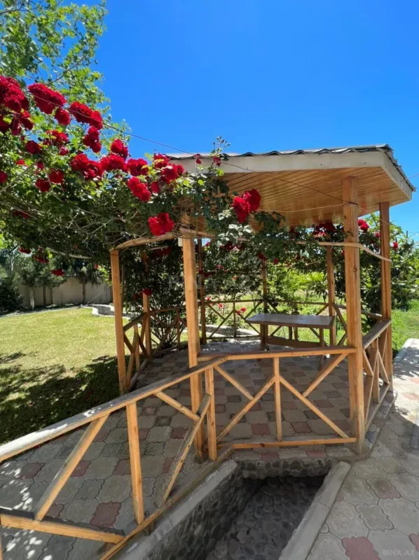 Satılır 8 otaqlı həyət evi 400 m²