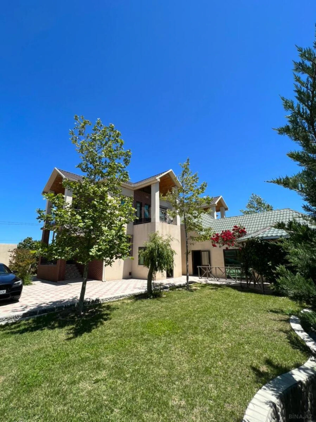 Satılır 8 otaqlı həyət evi 400 m²